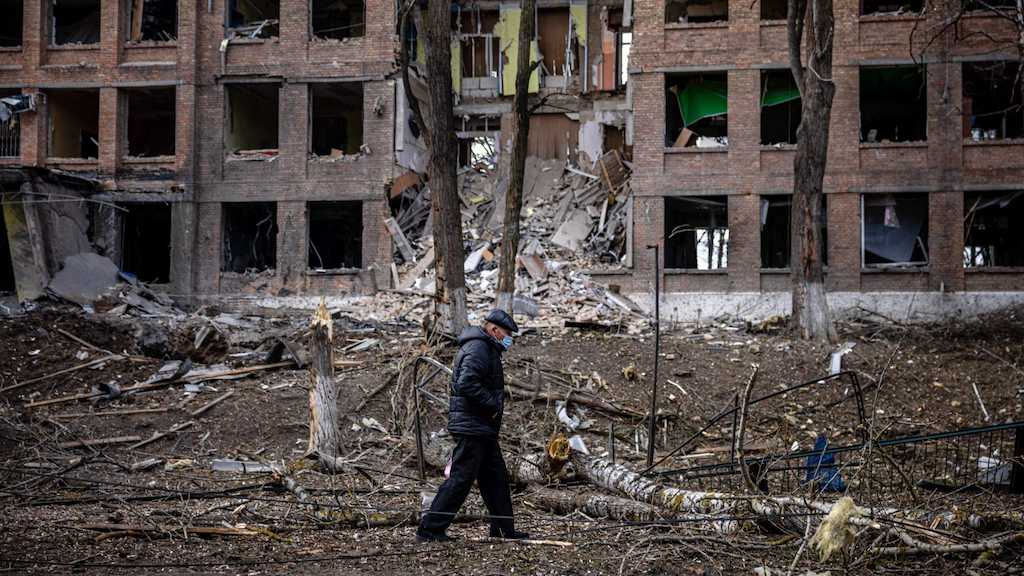 Un hombre camina entre las ruinas en la ciudad de Járkov.