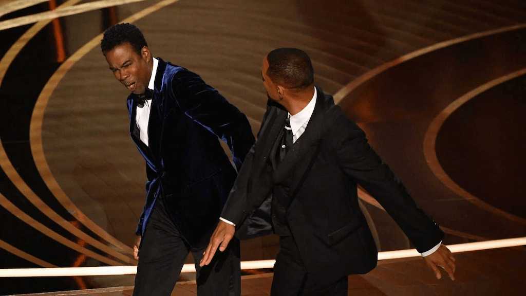 Will Smith abofetea a Chris Rock durante la gala de los Óscar.