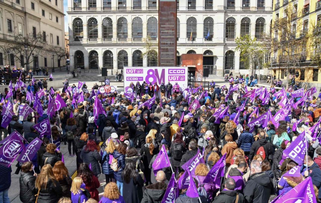 Concentración de los sindicatos UGT y CC.OO. en la plaza Reina Sofía con motivo del 8 de marzo Día Internacional de las Mujeres, Foto Agustín Millán