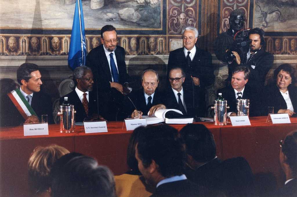 Firma del Estatuto de Roma que constituyó la Corte Penal Internacional.