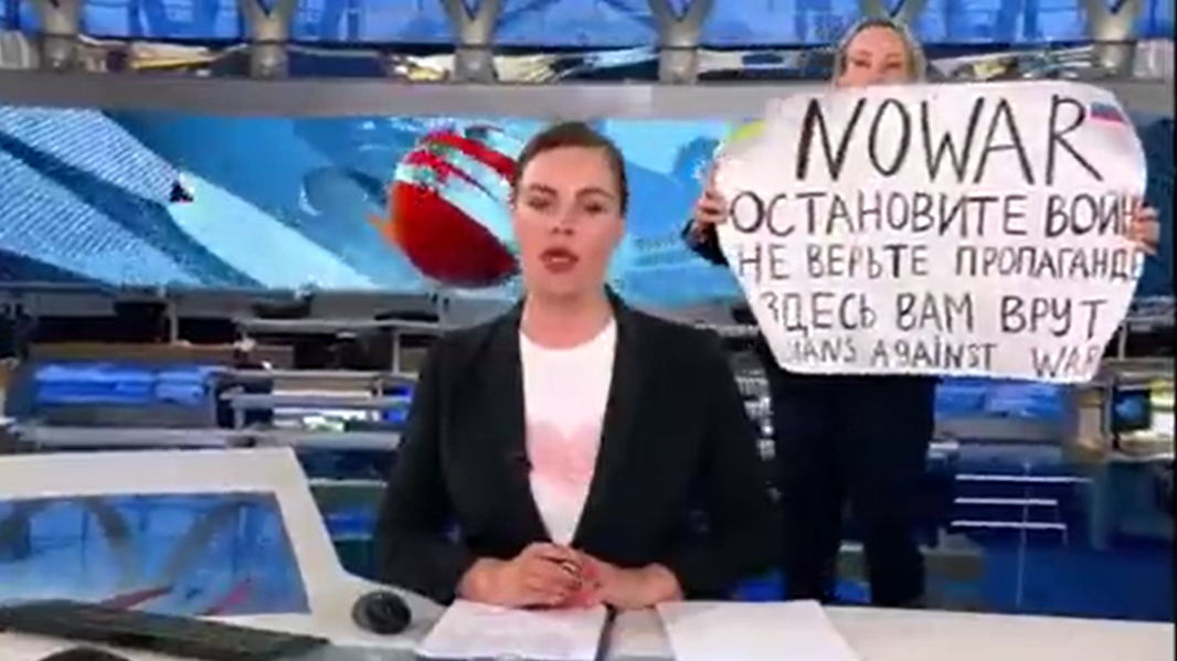Una periodista irrumpe en la emisión de la tv rusa con un cartel de 