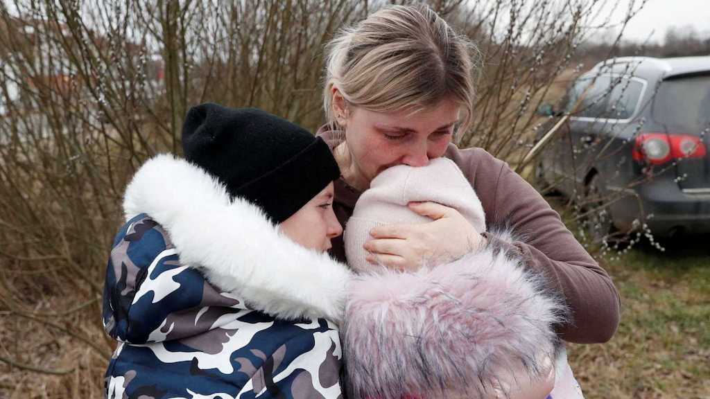 Dos niños se despiden de su madre en Ucrania.