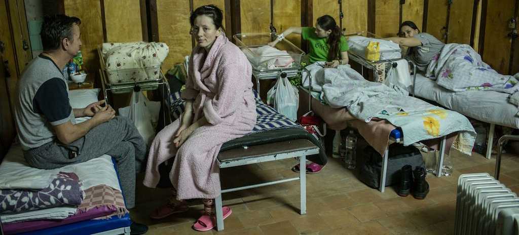 Mujeres embarazadas en un hospital de Ucrania.