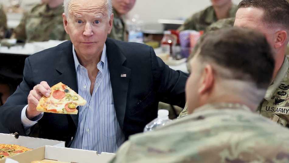 Joe Biden come una pizza en una base de la OTAN en Polonia.