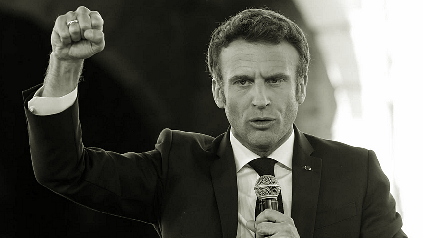 Macron, puño en alto, celebra su victoria.