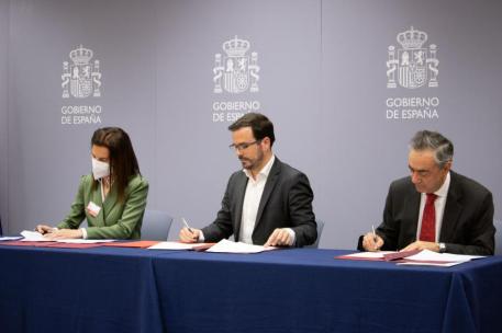 El ministro de Consumo, Alberto Garzón, firma un protocolo para la autorregulación de la publicidad con AEFJ y Autocontrol