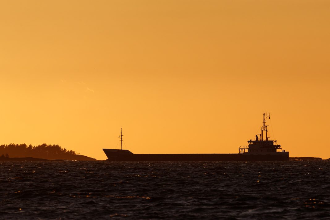 España impide el acceso a aguas territoriales a un buque maltés que transporta la carga de un buque ruso
