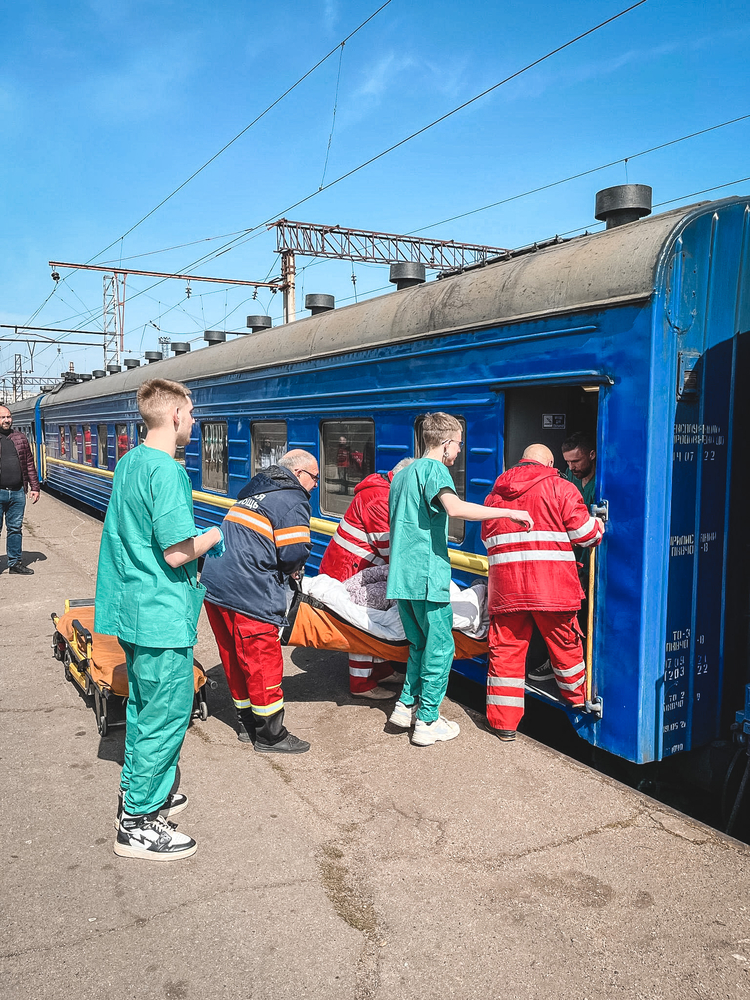 MSF pone en marcha un tren medicalizado para derivar heridos desde el este al oeste de Ucrania