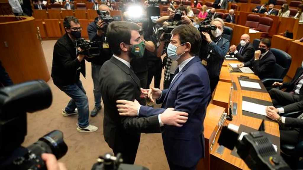 Mañueco con el dirigente de Vox Juan García-Gallardo, ayer en el Parlamento de Castilla y León.