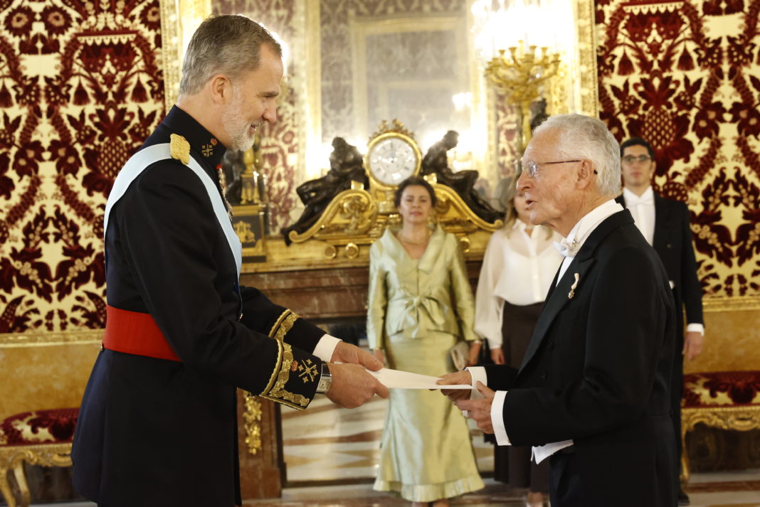 El nuevo embajador de Ecuador en España, Andrés Vallejo, entrega las credenciales a Felipe VI