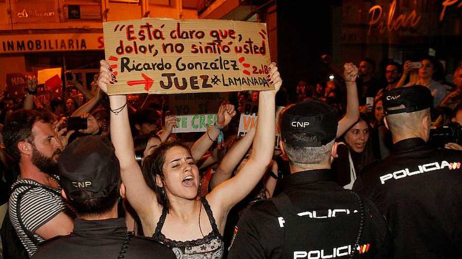Una mujer protesta contra la sentencia de La Manada.