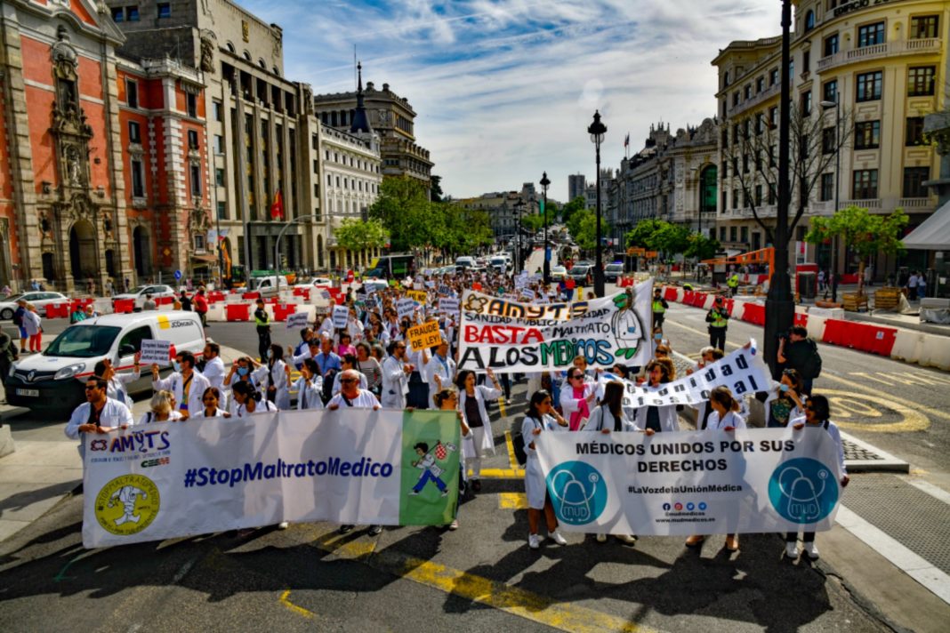Cientos de médicos especialistas se echan a la calle en Madrid, foto Agustín Millán