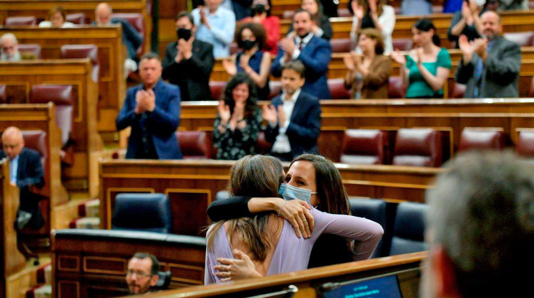 Irene Montero se abraza a Ione Belarra tras la aprobación de la Ley del 'Solo Sí es Sí’