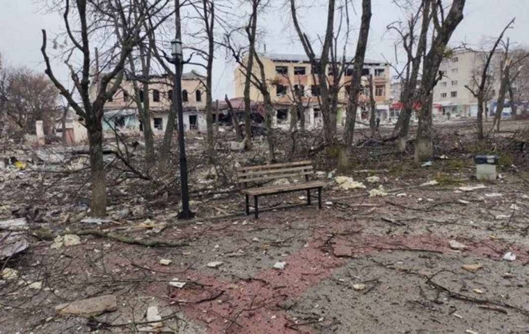 Encuentran los cuerpos de 44 civiles en edificio destruido en marzo por Rusia