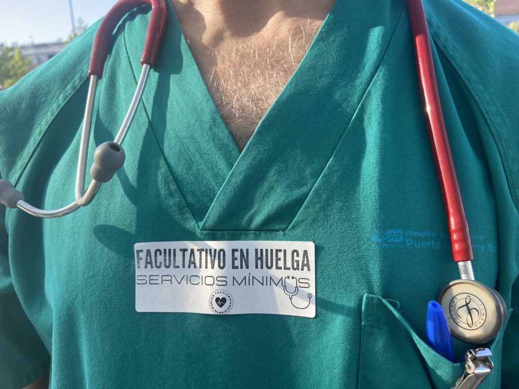 Miles de médicos declaran la guerra a Ayuso y van a la huelga indefinida contra la alta temporalidad