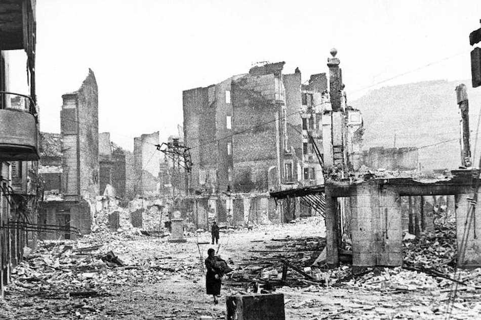 Una imagen del bombardeo de Gernika.
