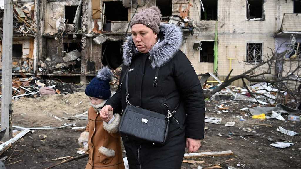 Una mujer camina con una niña en Ucrania.