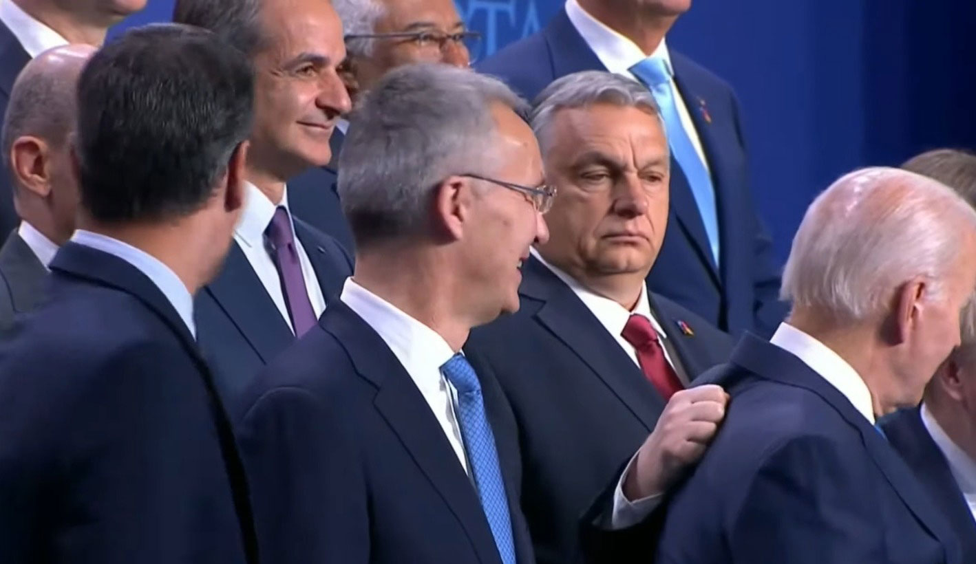 Boris Johnson agarra por detrás al presidente de los Estados Unidos antes de la foto oficial de la Cumbre de la OTAN