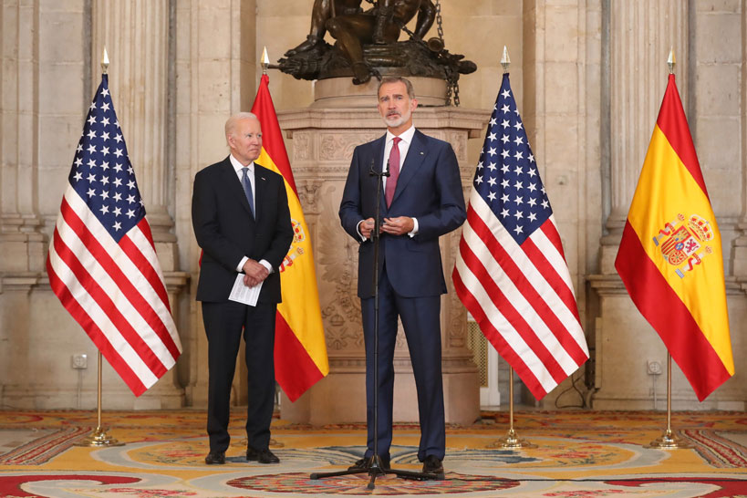 El presidente de Estados Unidos saluda al Rey Felipe VI