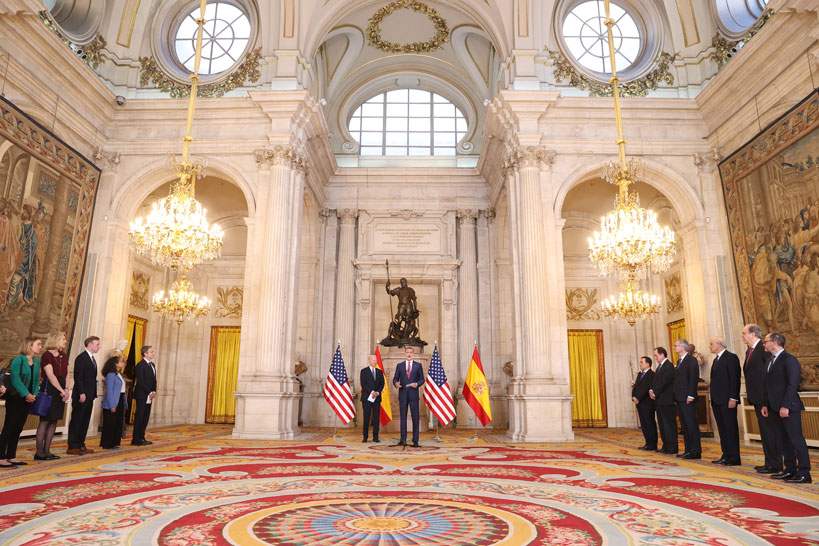 El presidente de Estados Unidos saluda al Rey Felipe VI