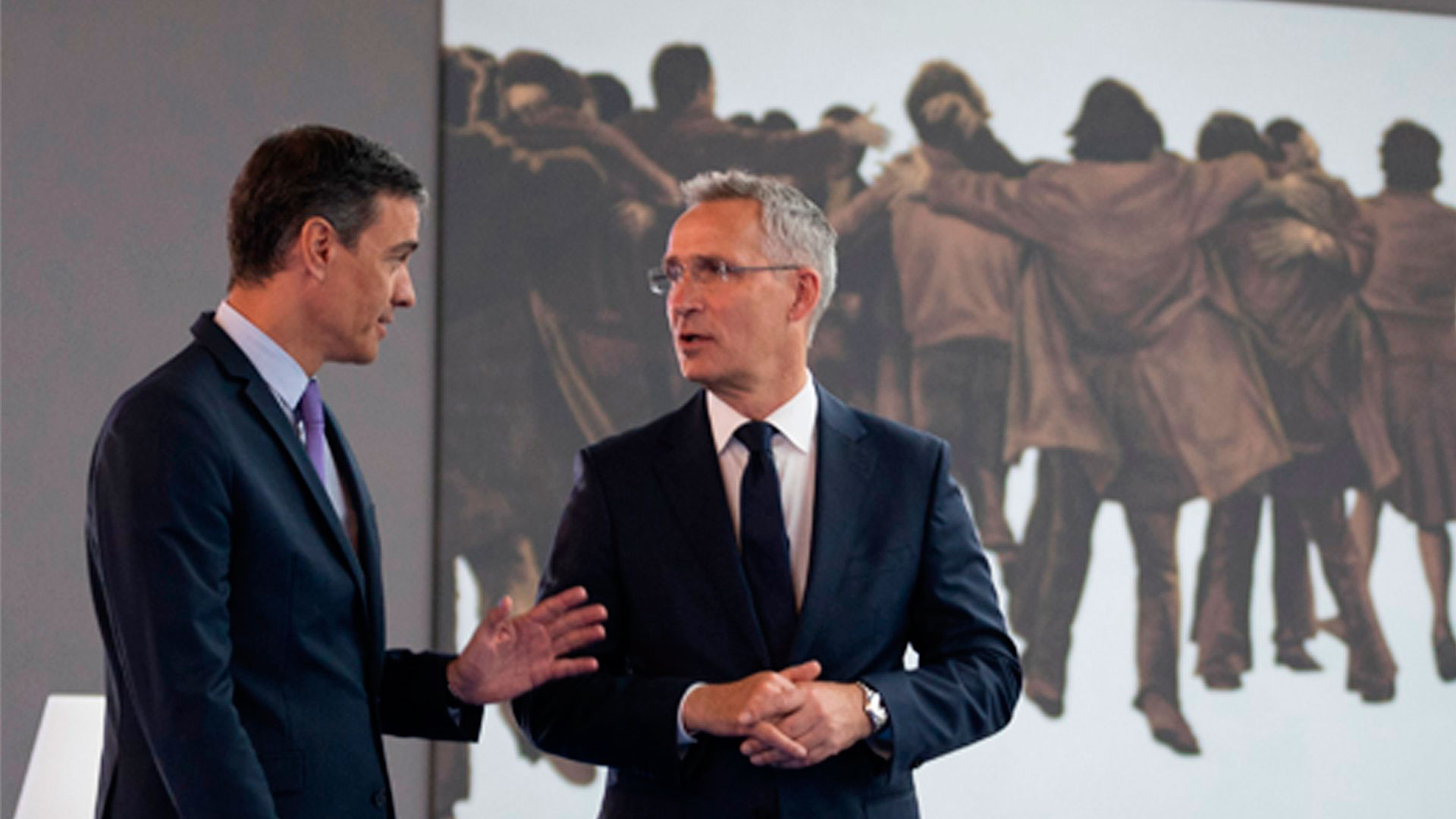 El secretario general de la OTAN con el presidente del Gobierno de España en el Congreso ante el cuadro de El Abrazo