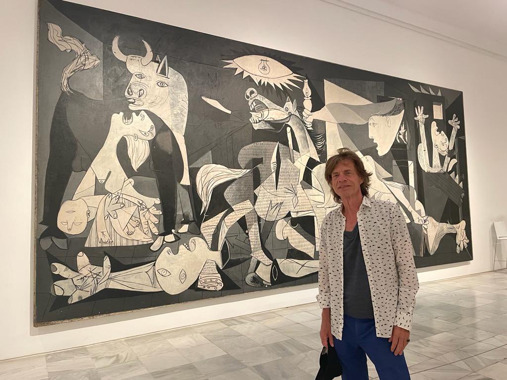 Mick Jagger, líder de los Rolling, ayer ante el Guernica de Picasso.