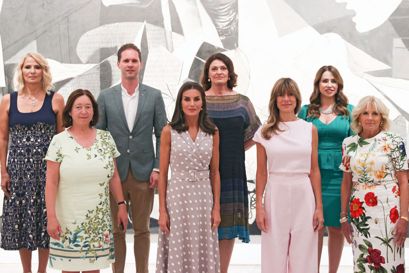 La-Reina-visita,-junto-a-los-acompañantes ante el 'Gernika' de Picasso en el Reina Sofía