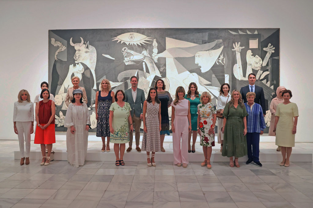La-Reina-visita,-junto-a-los-acompañantes ante el 'Gernika' de Picasso en el Reina Sofía