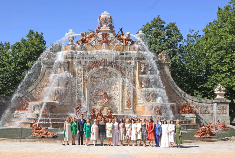 La Reina visita, junto a los acompañantes, visitando la exposición de tapices, en el Palacio Real de La Granja de San Ildefonso