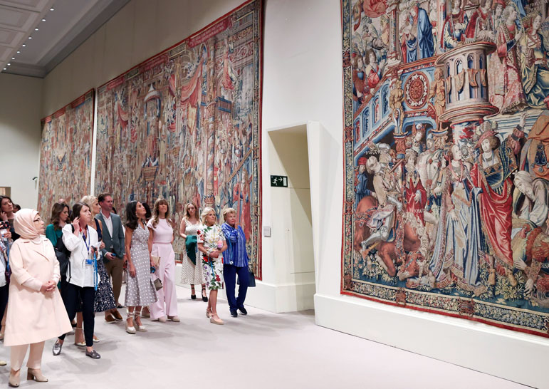 La Reina visita, junto a los acompañantes, visitando la exposición de tapices, en el Palacio Real de La Granja de San Ildefonso