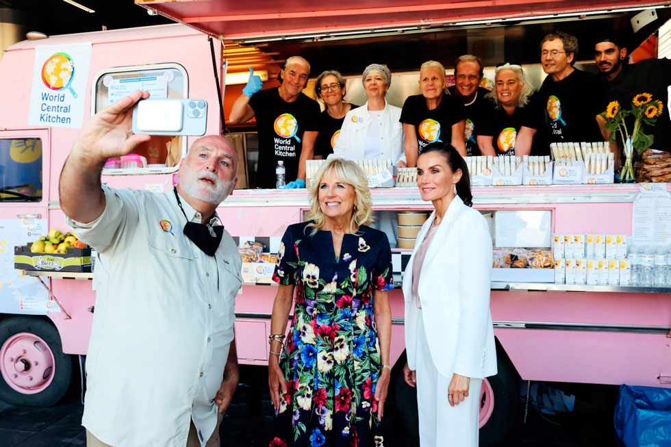 La primera dama de Estados Unidos junto a la Reina Leticia se hace una foto junto al chef, José Andrés