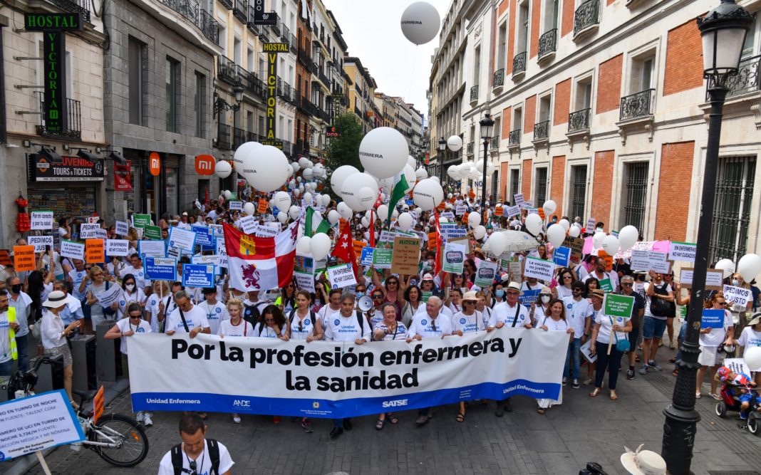 Miles de enfermeras inundan Madrid por el futuro de la Sanidad y sus profesionales, foto Agustín Millán