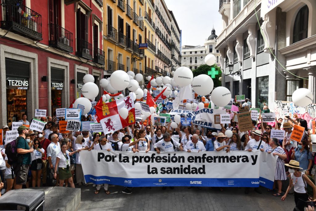 Miles de enfermeras inundan Madrid por el futuro de la Sanidad y sus profesionales, foto Agustín Millán