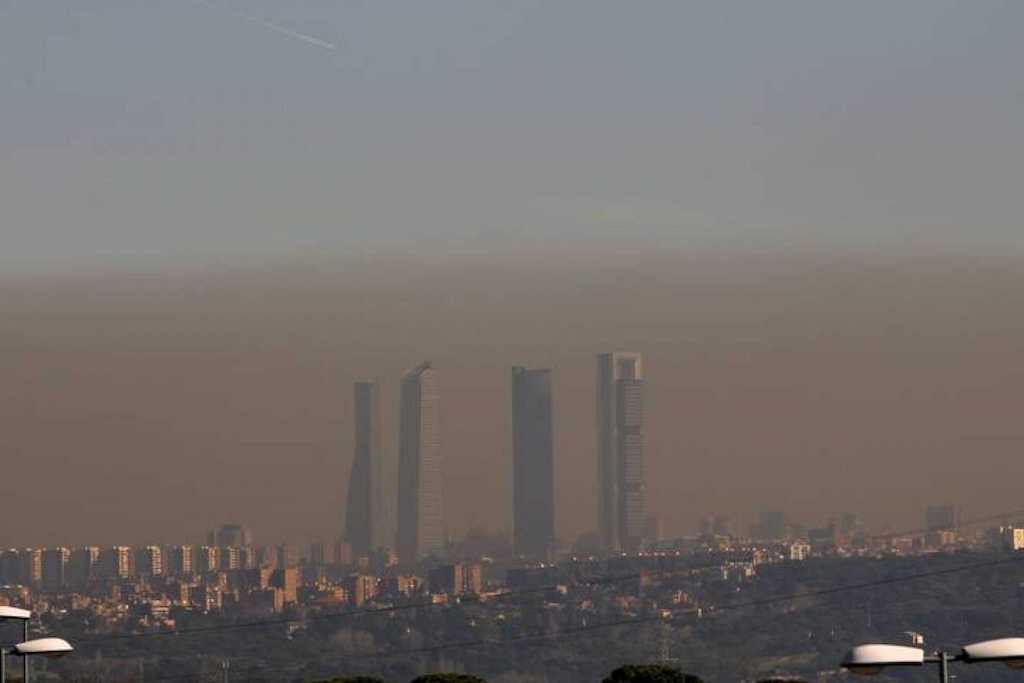 Un bonito día de boina contaminante en la ciudad de Madrid.