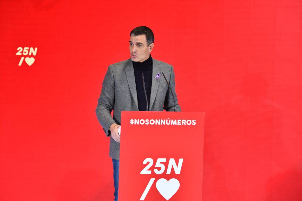 El secretario general del PSOE y presidente del Gobierno Sánchez: “Si hay una causa socialista por definición es la del feminismo”, en el acto del 25N en la Internacional Socialista, foto Agustín Millán