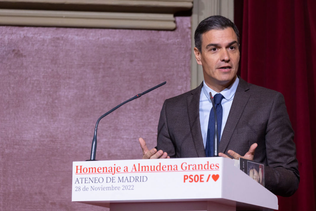 Pedro Sánchez en el homenaje a Almudena Grandes en el Ateneo de Madrid