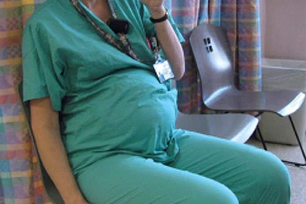 Retrasos, problemas y discrecionalidad a la hora de proteger a las enfermeras y fisioterapeutas embarazadas