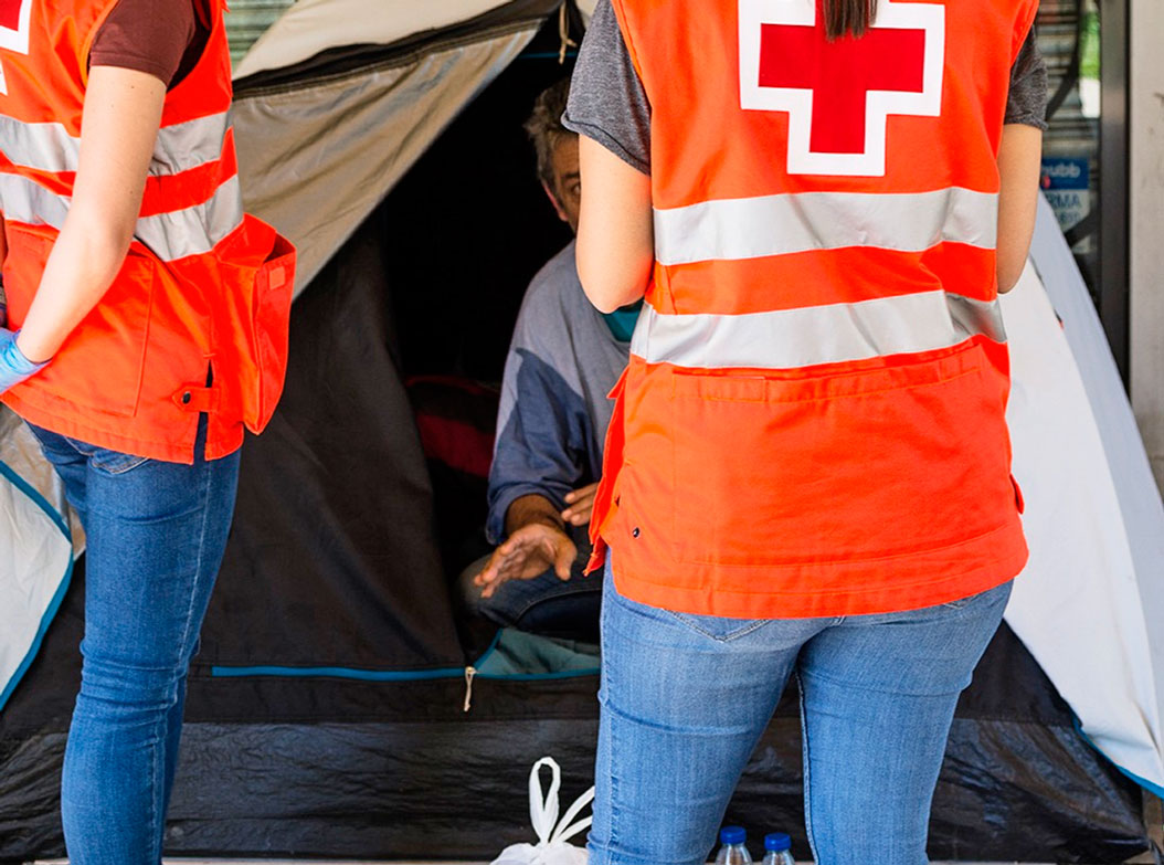 ‘Héroes con manta y comida caliente’: las Unidades de Emergencia Social de Cruz Roja