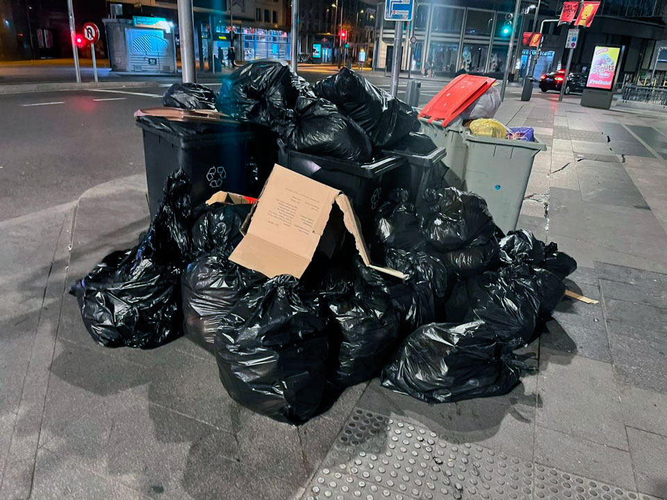 Las calles de Madrid han aparecido llenas de bolsas de basura