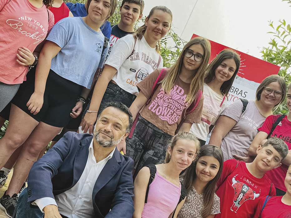 El alcalde de Las Cabezas de San Juan, Francisco José Toajas junto a un grupo de niños y niñas.