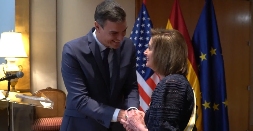 Pedro Sánchez otorga la Gran Cruz de la Orden de Isabel La Católica a Nancy Pelosi por su contribución a las relaciones entre España y Estados Unidos